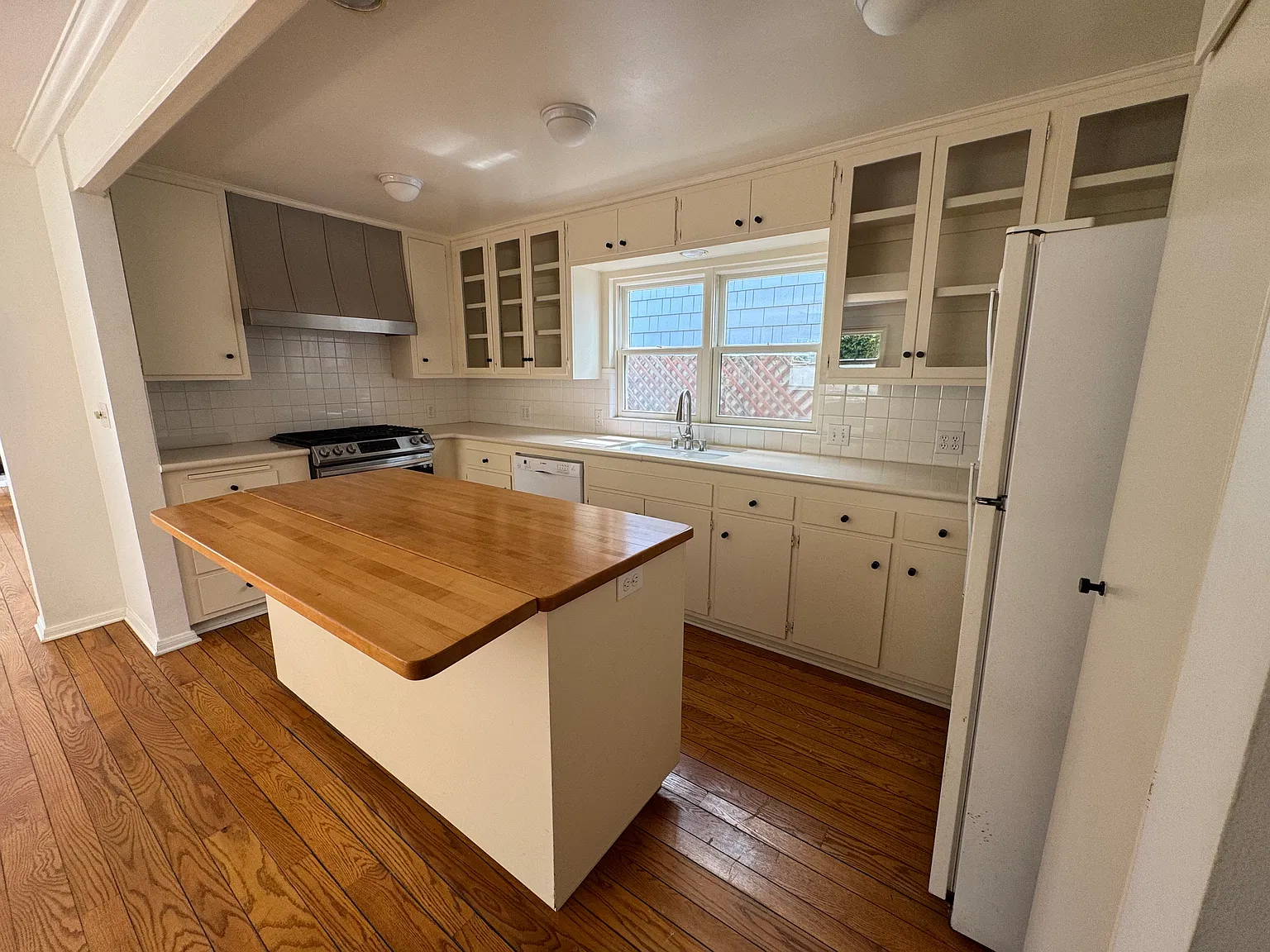 3 bed, 2191 sqft, $9,250 — Photo 4