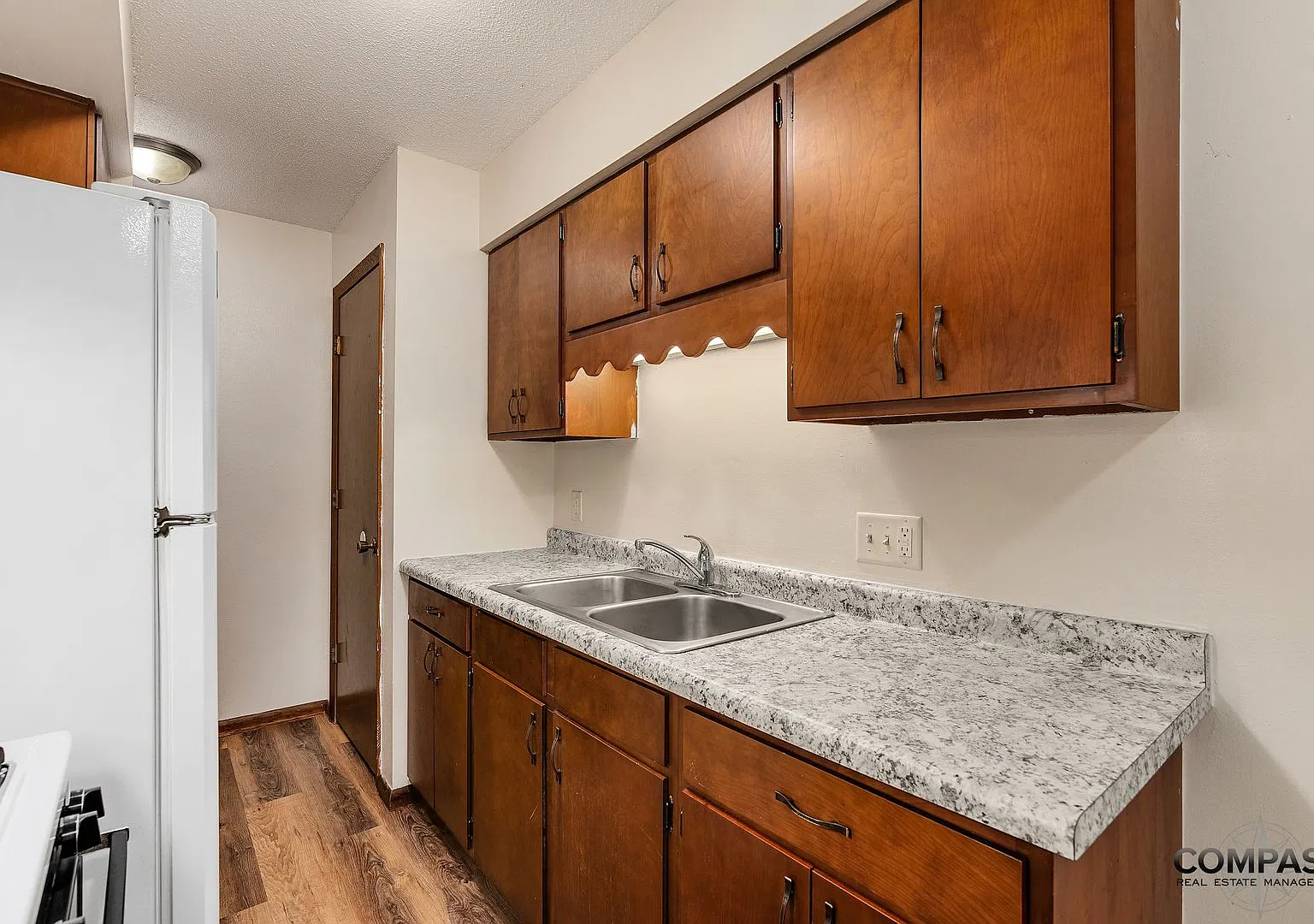 Charming And Conveniently Located Apartments — Photo 3