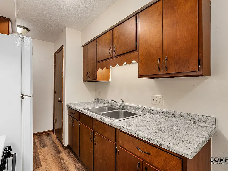 1237 S Dewey St — Photo 2