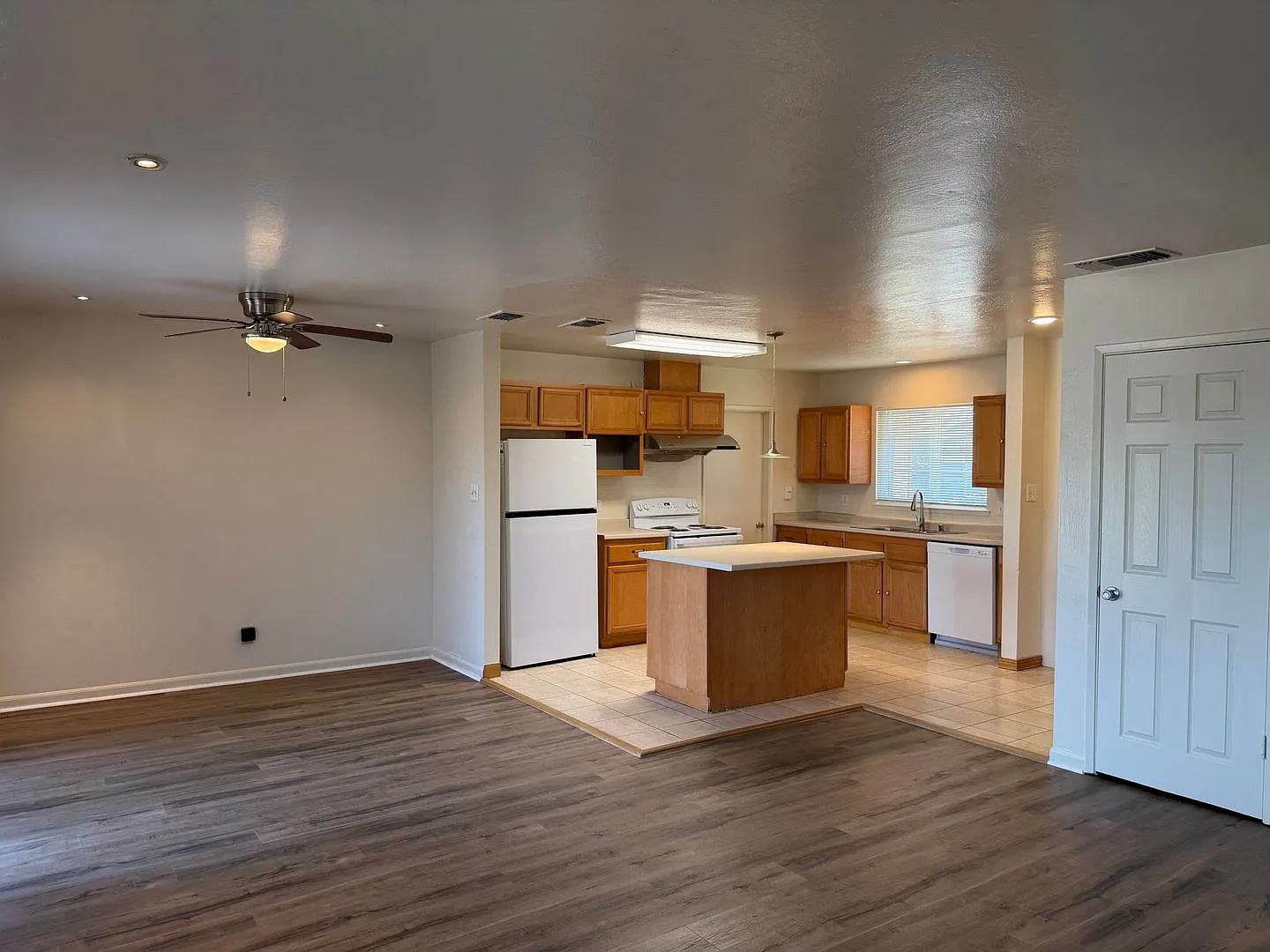Updated 3 Bedroom Home In North Highlands!! — Photo 4