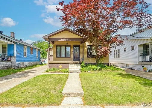 2949 Iowa St