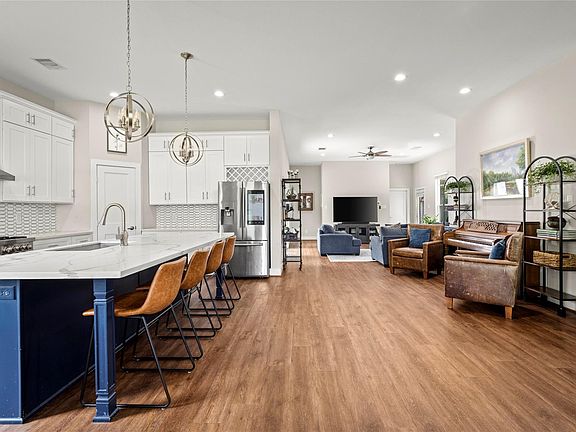4th image of 702 W 41st St
