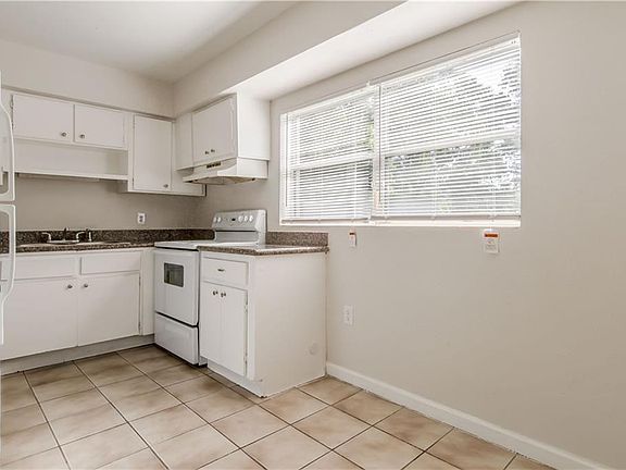 4th image of 937 Kensington Dr