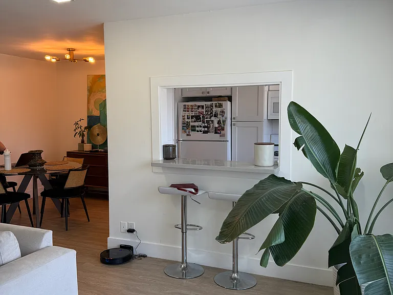 1045 N Edinburgh Ave #4 — Photo 3