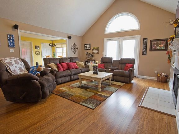 3rd image of 2605 Thoroughbred Cir