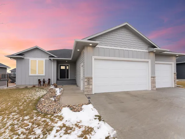 804 Opal Ln, Hartford, SD 57033