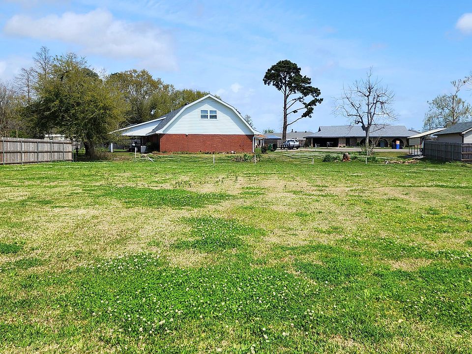 2nd image of 3919 Bayou Blvd
