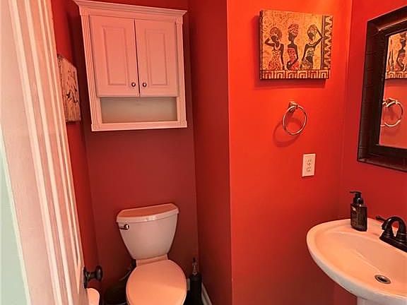 2nd image of 117 Stratford Cir