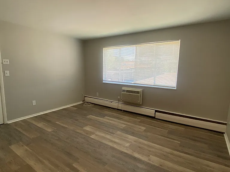 Creekside Apartments — Photo 9