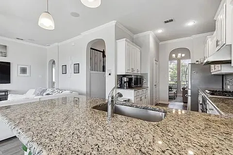 4 bed, 2.5 bath, 2713 sqft, $3,400 — Photo 4
