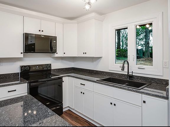 3rd image of 605 Mountain Dr