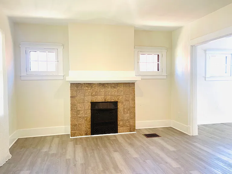 2331 Los Angeles Ave — Photo 3