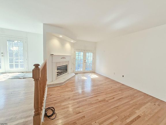 2nd image of 8 Beacon Hill Commons #8
