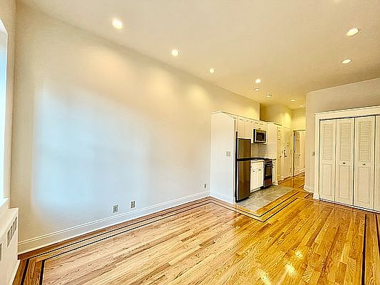 3rd image of 324 E 34th St APT F3