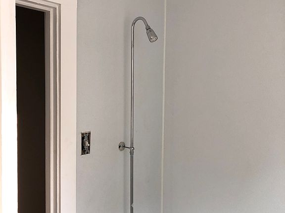 Bathroom tub_09192023