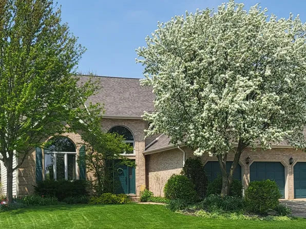 950 Rosewood Dr, West Chicago, IL 60185