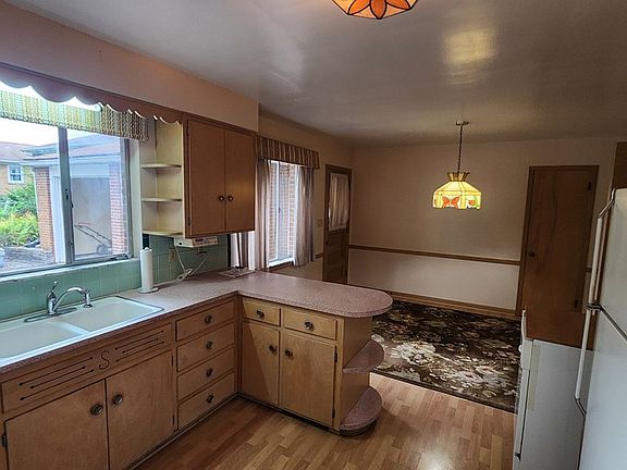 5th image of 443 Gerald Ave
