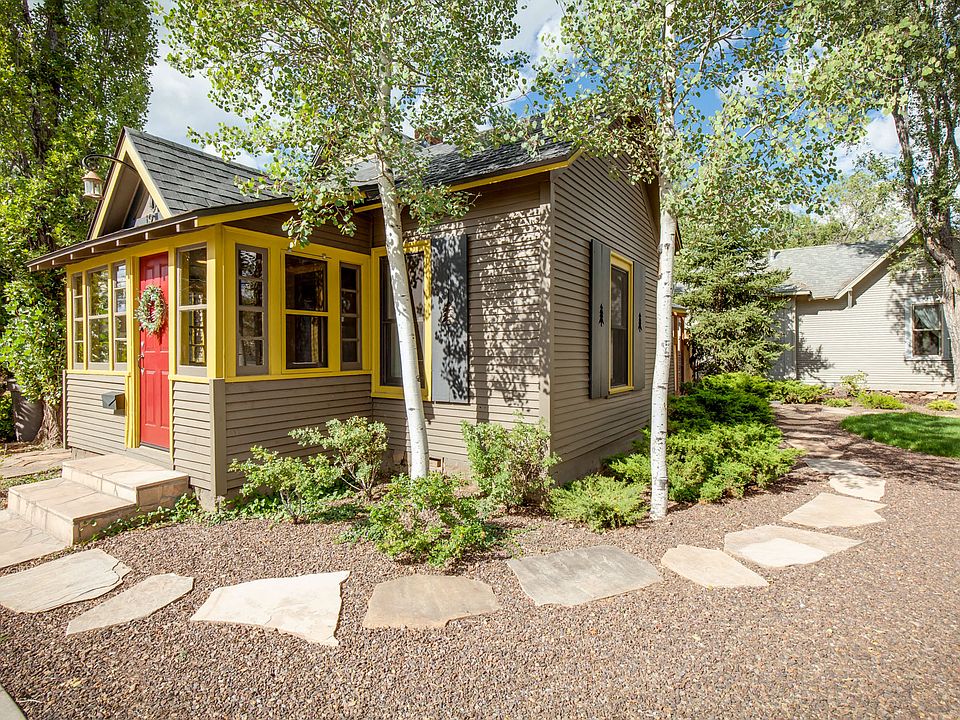 Cottage with side parking