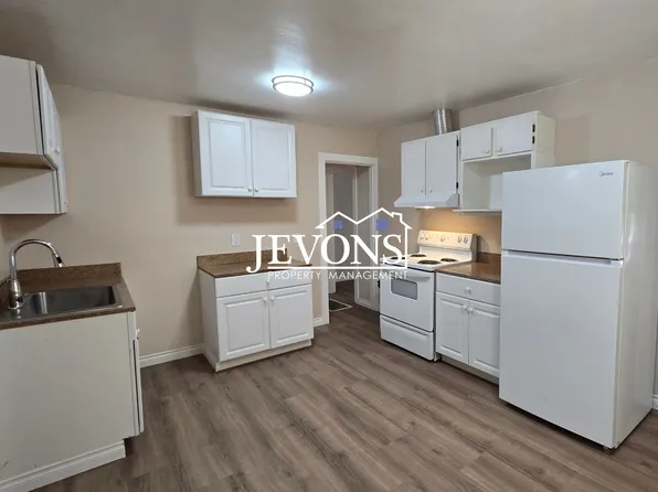 419 W 3rd St, Wapato, WA 98951