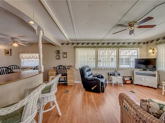 5th image of 353 Lantern Ln