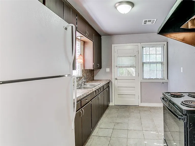 1836 Westchester Dr — Photo 5