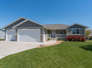 1906 Rock Ridge Ln, Saint Peter, MN 56082