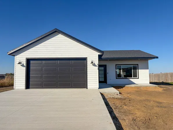 804 W 5th St, Volga, SD 57071