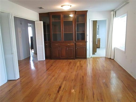 3rd image of 1322 Park Dr