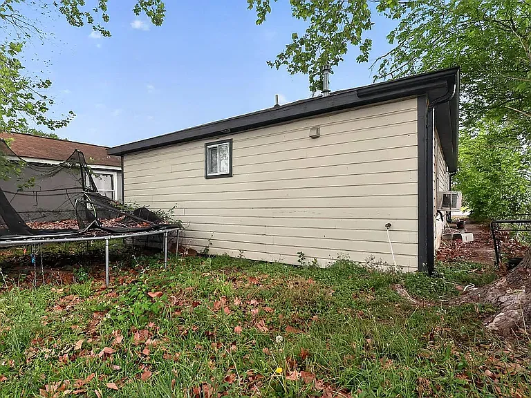 511 W Orange St — Photo 35