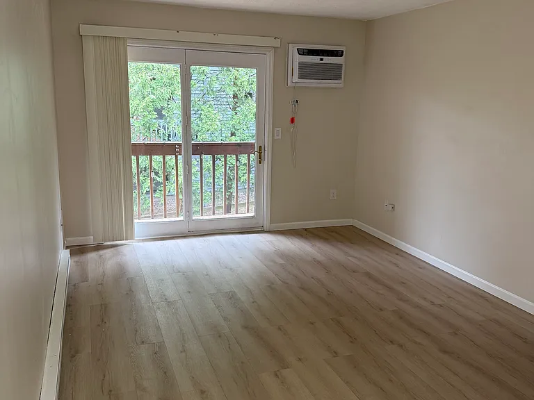 482 East St — Photo 1