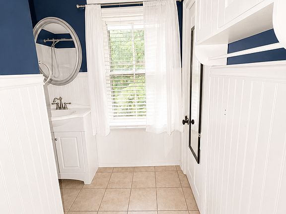 4th image of 31 Sheridan Ave #2