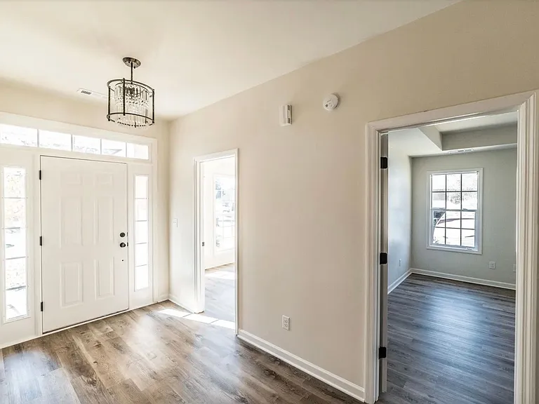109 Fox Run Dr — Photo 3
