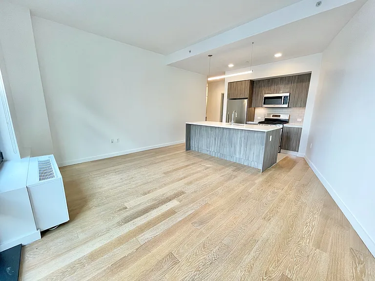41-07 Crescent St #6A — Photo 1