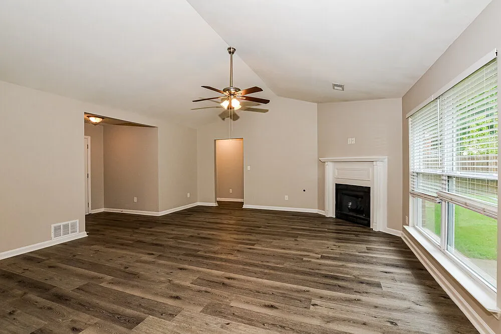 4 bed, 2.0 bath, 2032 sqft, $2,175 — Photo 4