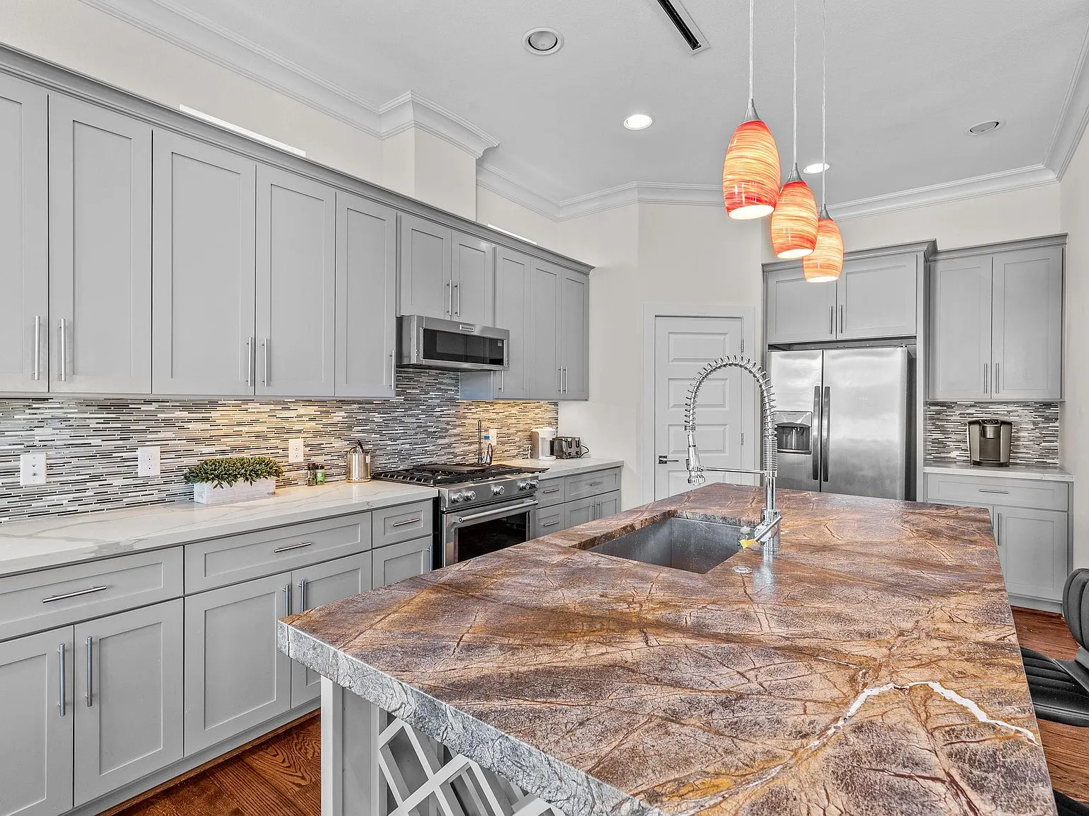 3 bed, 3.5 bath, 2333 sqft, $3,200 — Photo 3