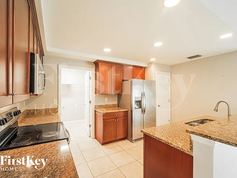 2325 NW 34th Ave — Photo 9