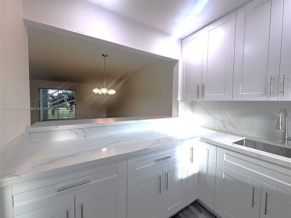 5th image of 206 Oxford Pl