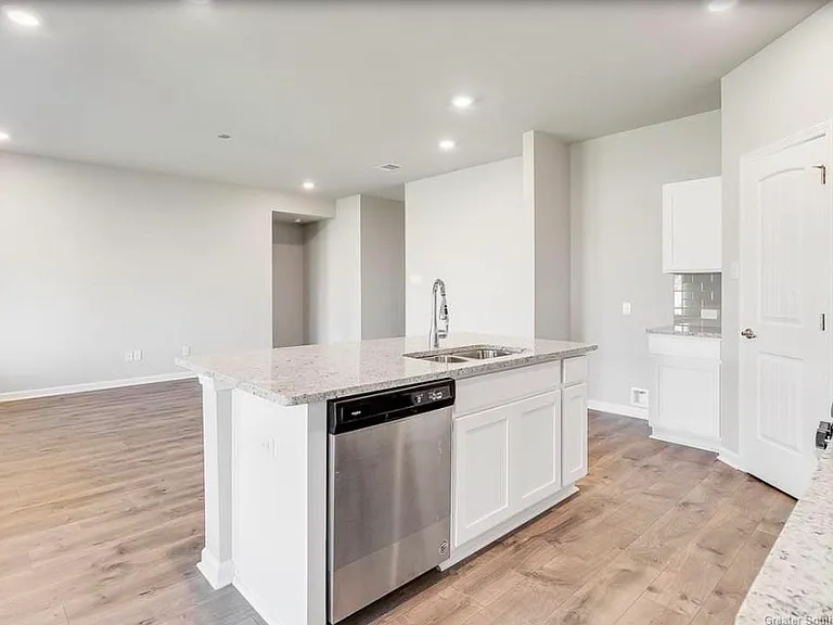 341 Sawyer — Photo 3