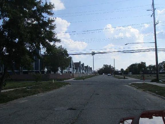 4th image of 6014 Faust Ave