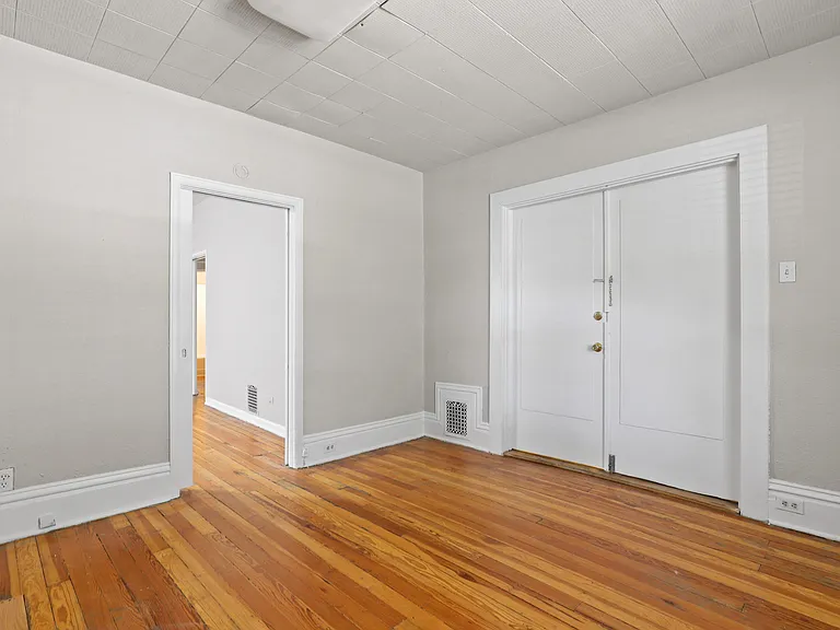 Race Street Apartments — Photo 22