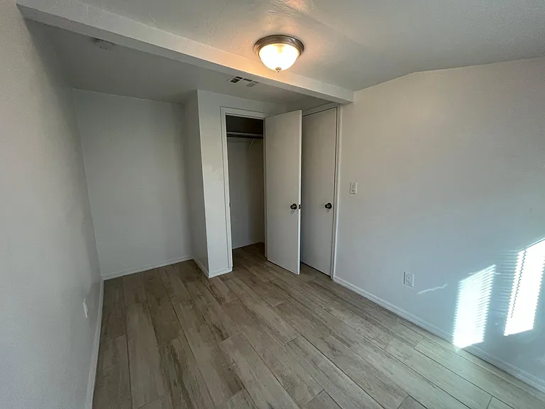 326 W Illinois St #2 — Photo 9