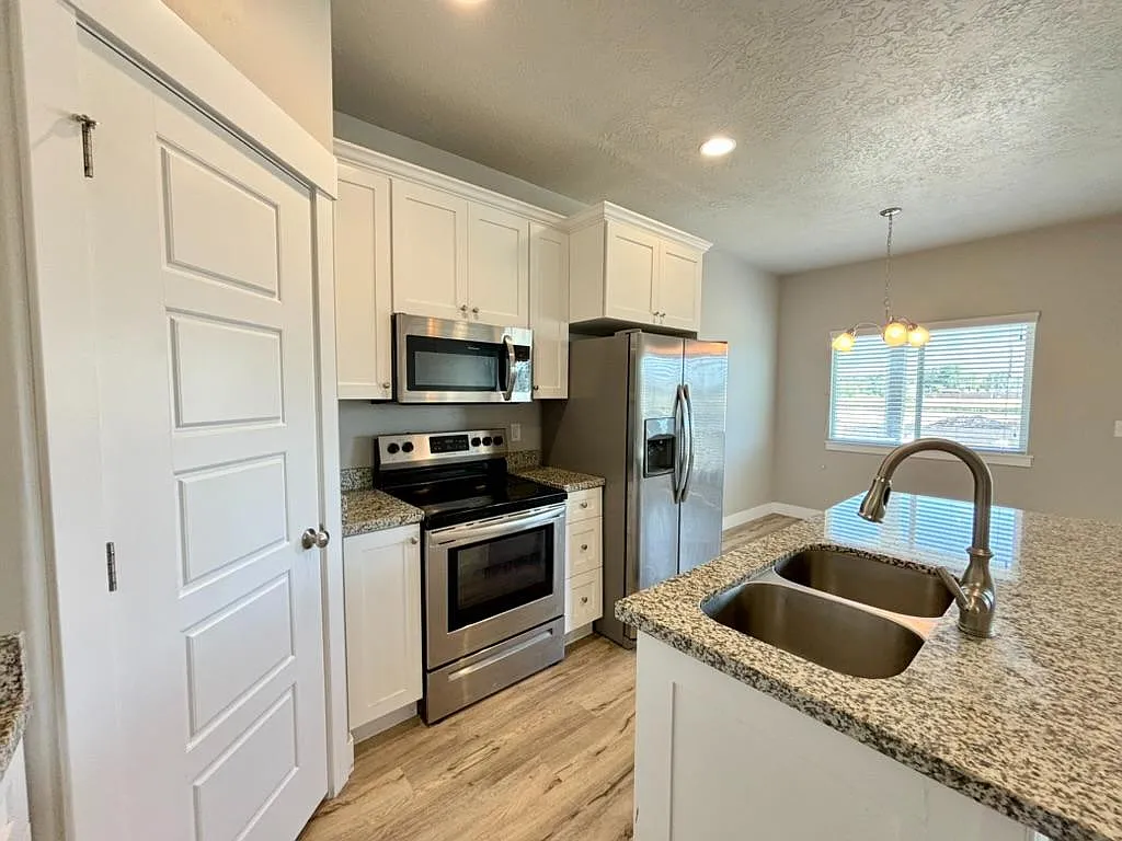 683 S 1803 W — Photo 2