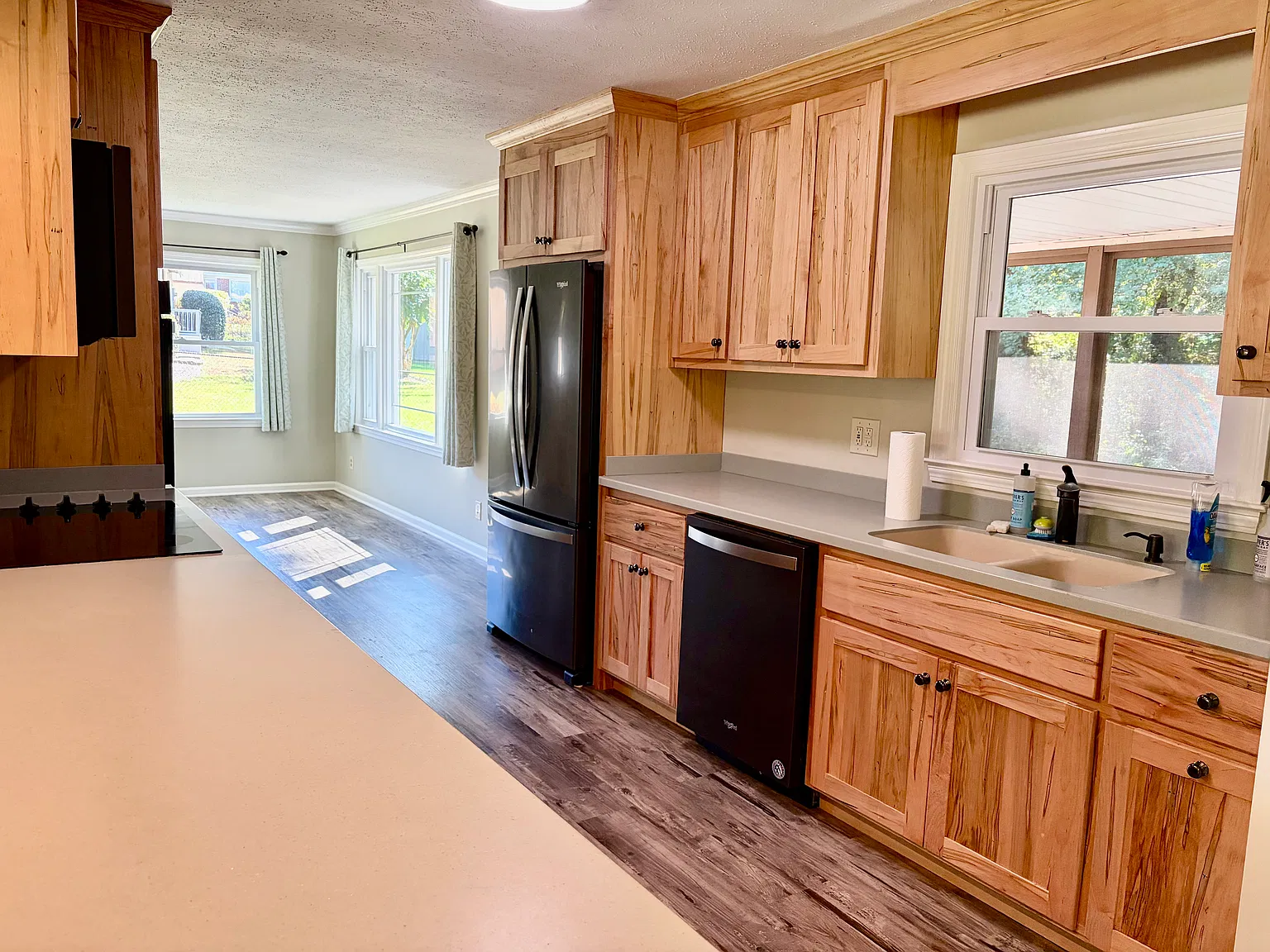 3 bed, 1882 sqft, $2,450 — Photo 2