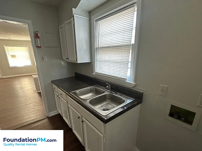 2292 Redwood Ave — Photo 3