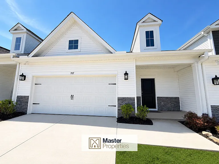 717 Isleworth Ln — Photo 1