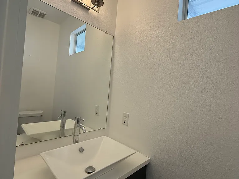 913 Ogden St — Photo 25