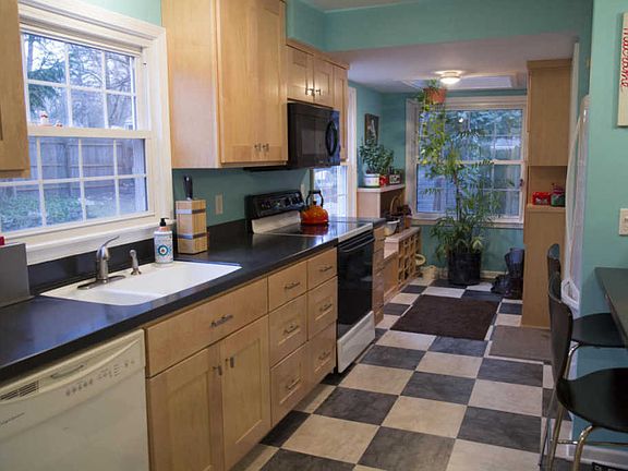 4th image of 2310 Estelle Dr SE