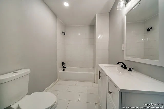 811 W Kings Hwy — Photo 33