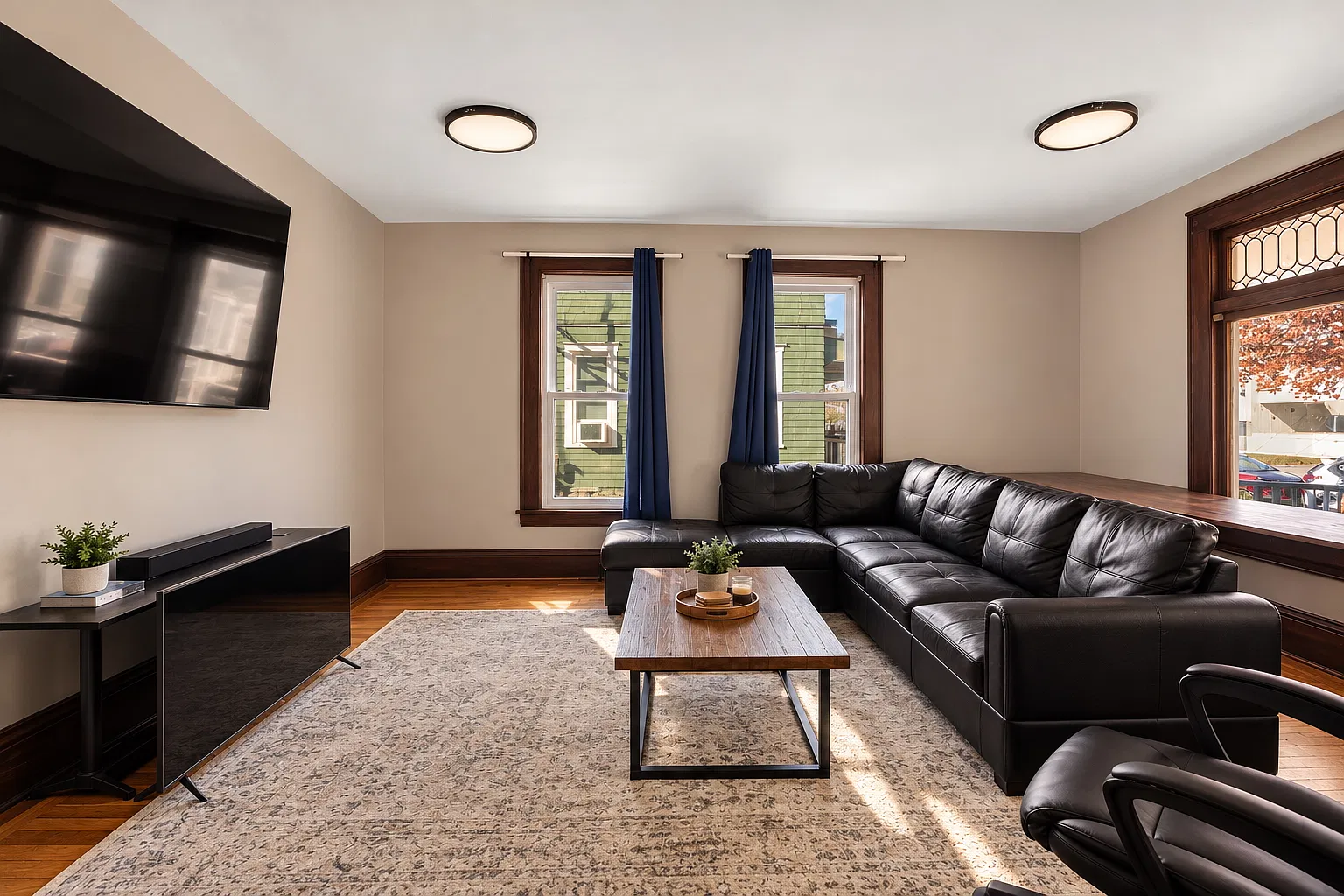 7 bed, 3856 sqft, $6,825 — Photo 2