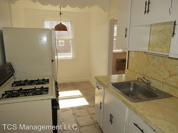 3rd image of 3332 Hartel Ave